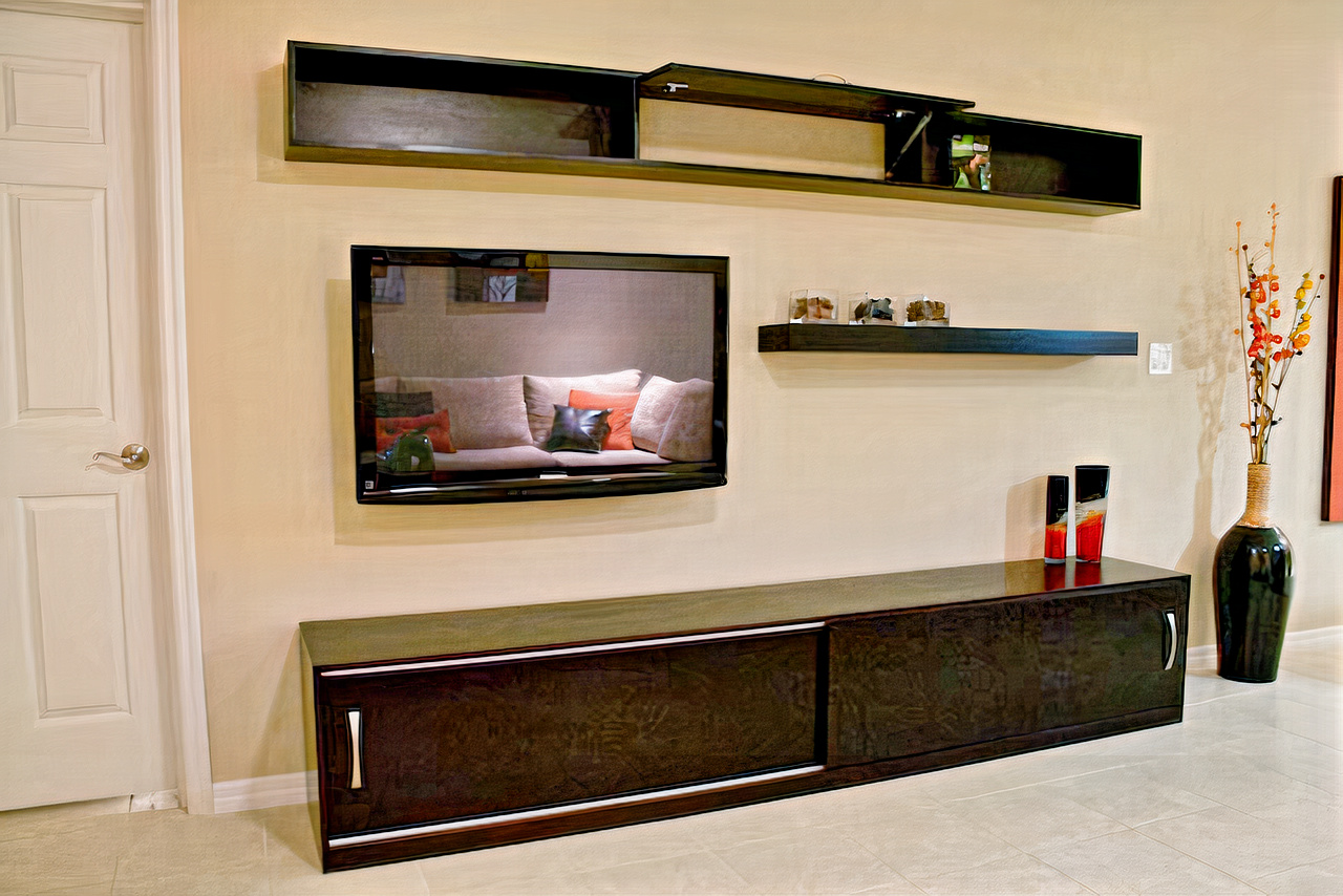 Modern condo living space by Decotropic